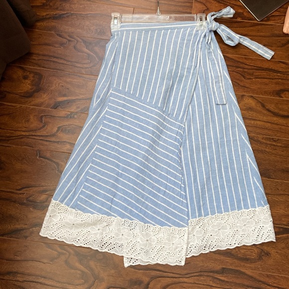 Beautiful Zara wrap front skirt with crochet like hemline- size S - Picture 4 of 9
